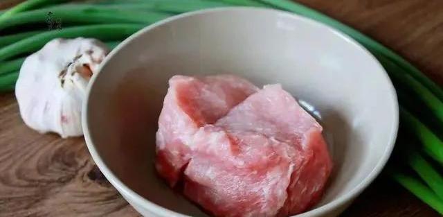 蒜苗炒肉怎么做？ 青蒜苗炒肉的家常做法