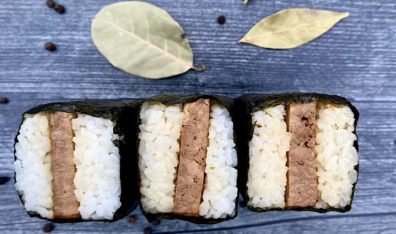 浓郁的纯素豆腐Adobo Musubi