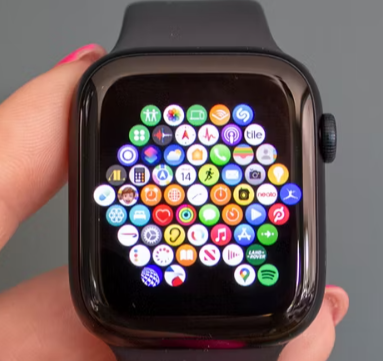 Apple Watch 提示与技巧：揭秘 watchOS 的隐藏秘密 经过 布丽塔·奥博伊尔 更新9 小时前 Apple Watch 是一款复杂的设备，但它为那些乐于并热衷于探索其所有功能的人提供了丰富的功能。这是我们的提示和技巧。 Apple Watch Series 8 应用程序视图 像您这样的读者帮助支持 Pocket-lint。当您使用我们网站上的链接进行购买时，我们可能会赚取联属佣金。阅读更多。 Apple Watch是一款复杂的设备，但它为Apple iPhone用户提供了很多乐趣并热衷于探索其所有功能。在大多数情况下，您应该能够掌握新 Apple Watch 的基本功能，但 Apple 还提供了大量隐藏的瑰宝，让您能够从它中获得比您想象的更多的功能。如何打开动力储备？如何一次性清除所有消息？如何在 Apple Watch 上截屏？ 以下是我们的提示和技巧，其中包含快捷方式、快速选项等等，所有这些都等待着您去发现和利用，以帮助您成为 Apple Watch 的高级用户。 苹果手表系列8-1 苹果手表系列 8 $310 399 美元 节省 89 美元 亚马逊 310 美元 Apple Watch 一般提示和技巧 如何将 Apple Watch 静音或静音 从 Apple Watch 底部向上滑动，然后点击响铃图标。这将使您的 Apple Watch 进入静音模式。 如何取消 Apple Watch 的配对 打开 iPhone 版 Apple Watch 应用 > 前往“我的手表”选项卡 > 点击左上角的“所有手表” > 点击 Apple Watch 旁边的信息符号 > 选择取消配对 Apple Watch。 如何将 Apple Watch 与 iPhone 配对并设置 打开 iPhone 版 Apple Watch 应用 > 按照说明操作。我们保证，这既美好又简单。系统将引导您完成所有操作，包括添加Apple Pay卡。Apple Watch 仅适用于 iPhone，因此如果您是 Android 用户，则无法将 Apple Watch 与您的设备配对。 Apple Watch 的提示和技巧：watchOS 的隐藏秘密揭晓照片 2 口袋绒毛 如何设置和管理儿童的 Apple Watch 要为您的孩子设置 Apple Watch，请将您的 iPhone 放在手表附近。然后，您需要点击“继续”并选择“为家庭成员设置”。 如何将 Apple Watch 恢复出厂设置 打开Apple Watch上的“设置”应用程序>常规>向下滚动到“重置”>删除所有内容和设置。 如何更新 Apple Watch 要检查您是否正在运行最新的 watchOS 软件，请打开 Apple Watch 上的“设置”应用 >“通用”>“软件更新”。如果有软件更新，请确保您的 Apple Watch 连接到 Wi-Fi 并已连接充电器，然后按“下载并安装”按钮。 如何更换或取下 Apple Watch 表带 取下 Apple Watch 并将其翻转过来。您会在外壳底部心率传感器的顶部和底部看到两个按钮。按下每个按钮并将相应的带子滑出。然后，您可以将另一条带子滑入，它将卡入到位。 如何关闭 Apple Watch 按住数码表冠下方的侧面按钮，然后在菜单上从左向右滑动“关闭电源”选项。您还可以选择出示您的医疗 ID（如果您已设置）或拨打 SOS 电话。