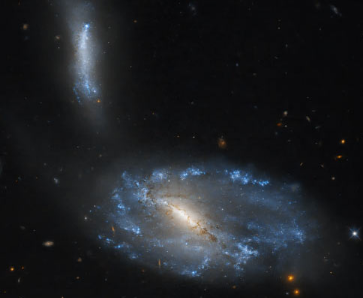 哈勃太空望远镜捕捉到两个小星系的碰撞
