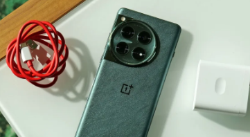 OnePlus 12评测一款价格实惠的严肃旗舰